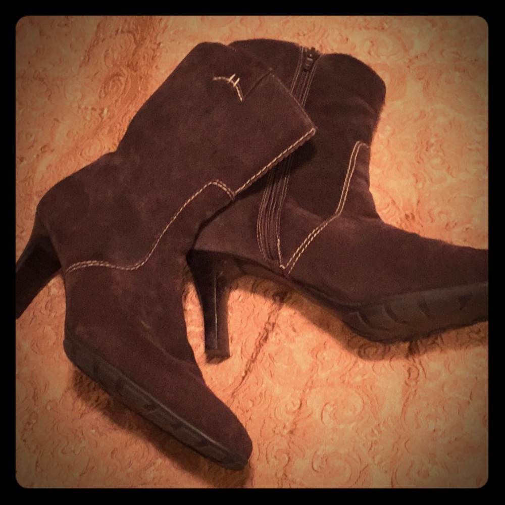 Glacee Brown Suede Leather Boots, w/traction sole.